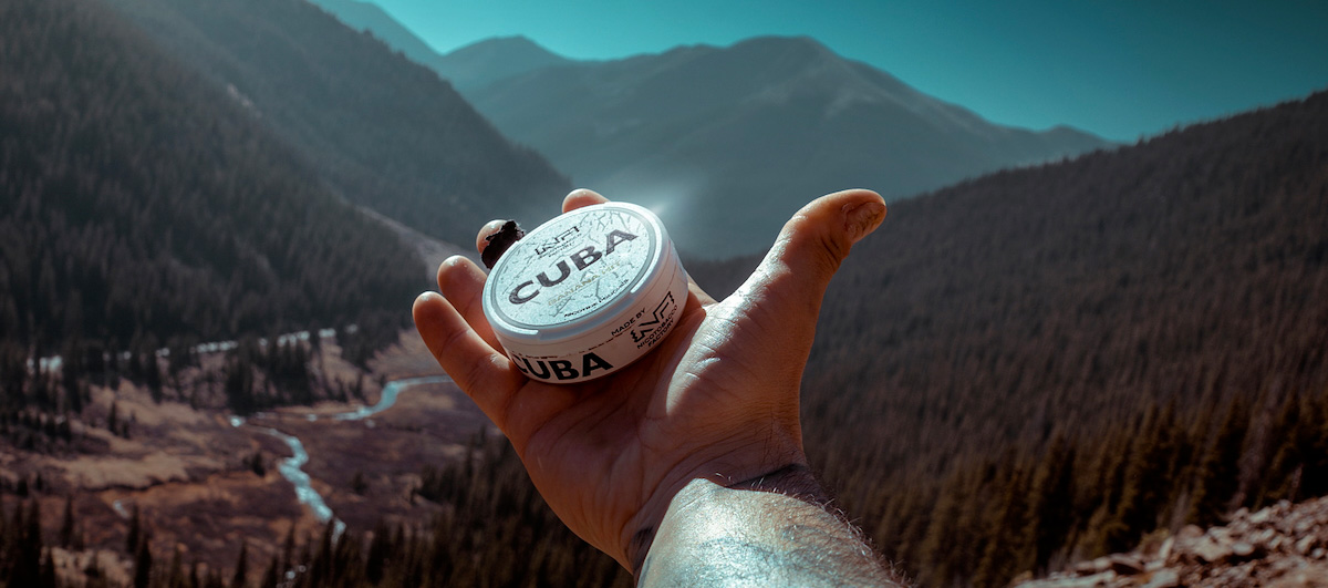 Cuba nikotínové vrecúška v dlani pri západe slnka